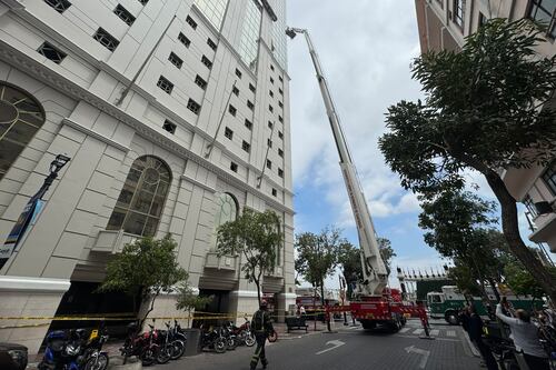 VIDEO: Así fue el rescate de los trabajadores que quedaron colgados en el centro de Guayaquil