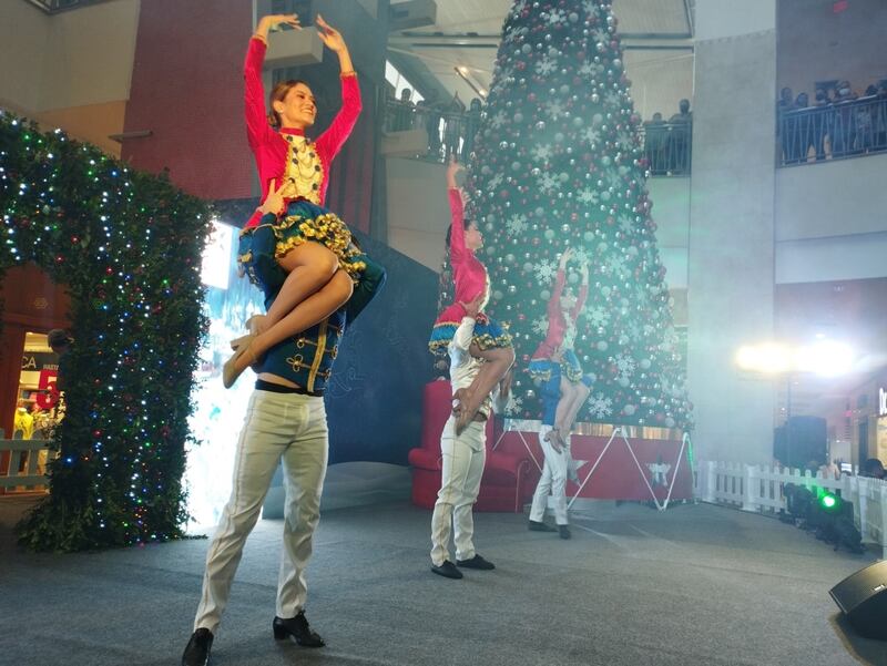 Previo al encendido del árbol el público disfrutó de los bailes navideños.