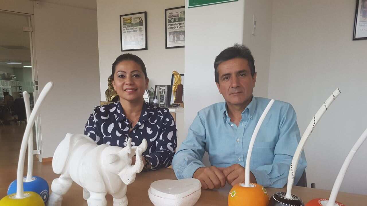 Adargiza Salmerón y Xavier Revelo muestran las figuras elaboradas a base de espuma flex.