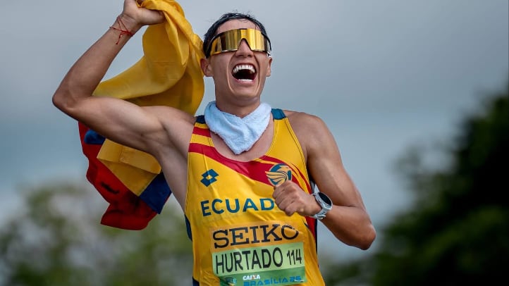 El marchista ecuatoriano, David Hurtado, llega a la meta en Brasil y gana la medalla de plata.
