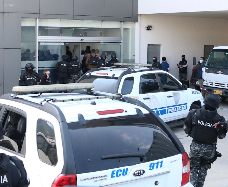 El alcalde de Guayaquil y los demás detenidos fueron trasladados bajo fuerte resguardo policial al Complejo Judicial Norte