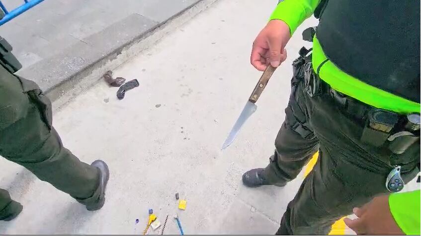 Subió a robar un bus a la altura de la Unidad de Flagrancia en Quito y ahí mismo se quedó tras ser sorprendido por la Policía.