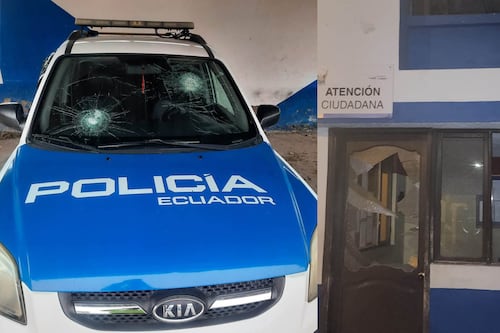 Un fallecido y siete policías heridos tras altercado por evento clandestino en Pujilí