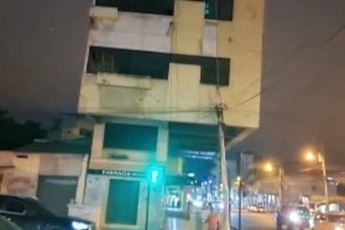 Riesgosa construcción, el ‘Inmortal’, resistió al sismo de 6.1 en El Oro y se vuelve viral