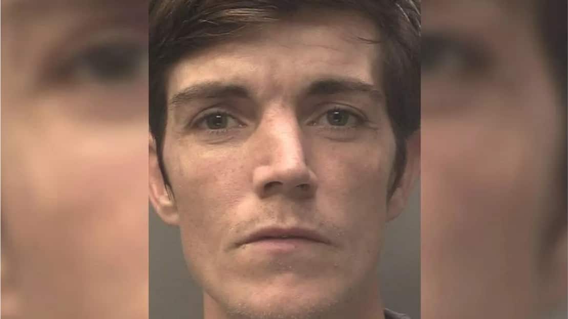 Un niño de 11 años se despierta y encuentra a un desconocido comiendo papas fritas en su habitación