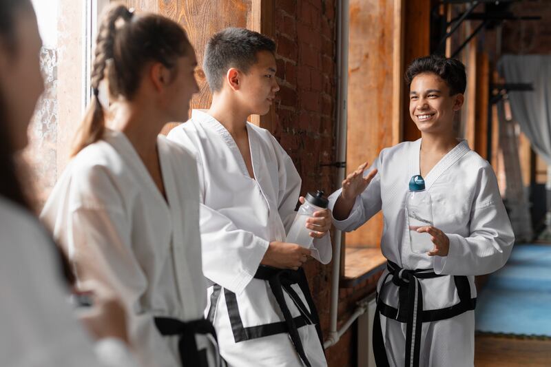 Más allá de ser un arte marcial de origen japonés, el karate es una disciplina que fomenta el desarrollo de habilidades físicas, mentales y emocionales. Foto: Freepik.