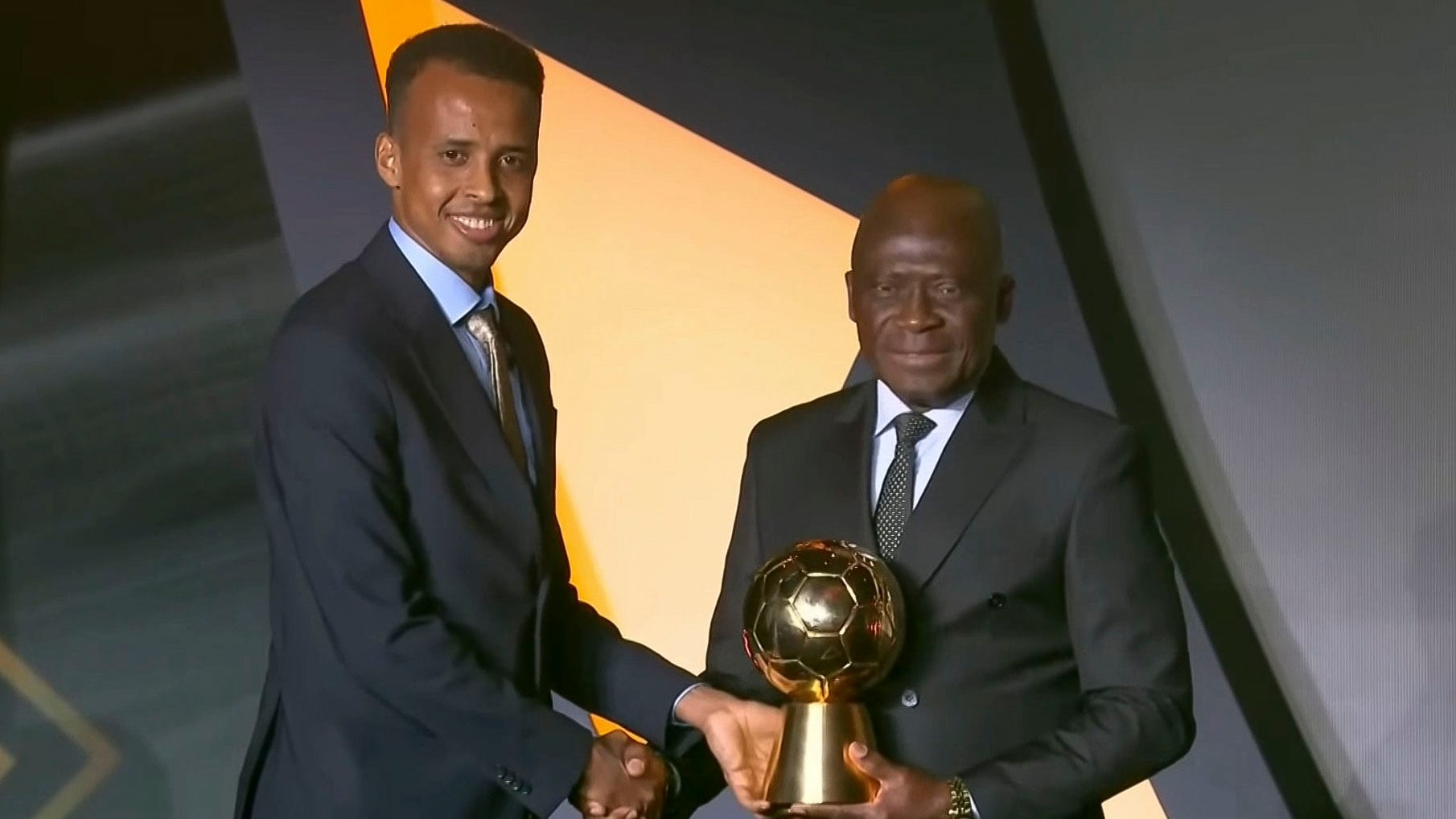 LOS ÁNGELES, 09/06/2026.- Imagen del árbitro somalí Omar Abdulkadir Artan (i) cuando recogió el premio al árbitro masculino del año 2025 por la Confederación Africana de Fútbol (CAF). Las autoridades federales de inmigración prohibieron la entrada a Estados Unidos a un arbitro de fútbol procedente de Somalia que iba a participar en el la Copa Mundial, que comienza este semana. El Servicio de Aduanas y Protección Fronteriza (CBP, en ingles) indicó en un comunicado recogido este lunes por ABC News que su entrada fue denegada, alegando "preocupaciones en la verificación de antecedentes". Omar Artan fue "declarado inadmisible debido a problemas en el proceso de verificación de antecedentes y se le denegó la entrada", agregó un portavoz del organismo, sin ofrecer más detalles. EFE/Captura de vídeo de la CAF - SOLO USO EDITORIAL/SOLO DISPONIBLE PARA ILUSTRAR LA NOTICIA QUE ACOMPAÑA (CRÉDITO OBLIGATORIO) -
