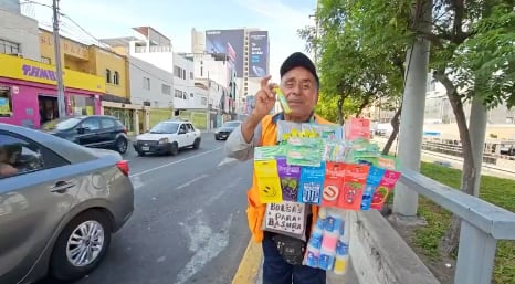 Nanatty se arrodilla frente al vendedor en Lima para pedir disculpas tras el malentendido que se volvió viral.