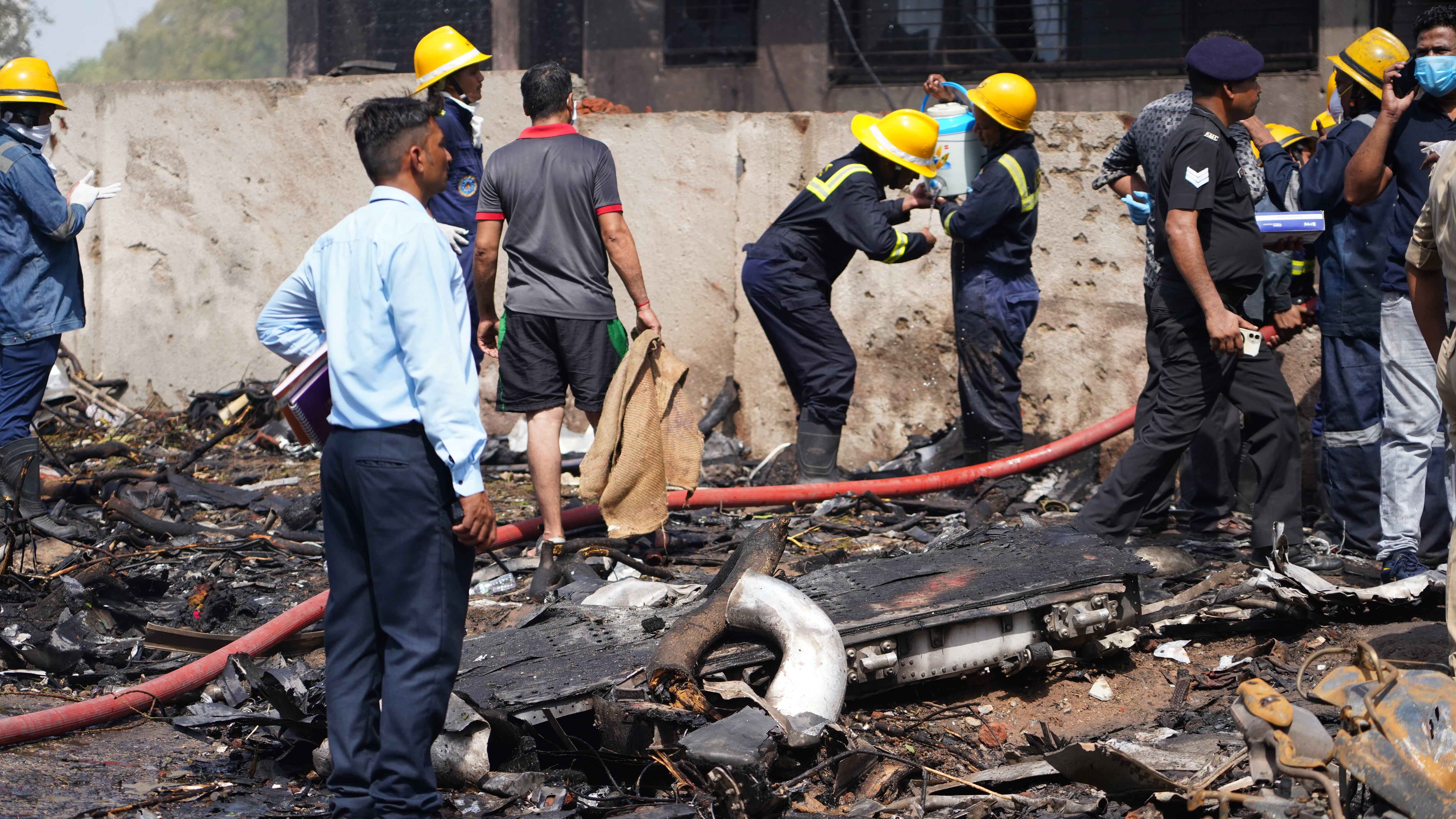 Bomberos trabajan en el lugar de un accidente aéreo cerca del Aeropuerto Internacional Sardar Vallabhbhai Patel en Ahmedabad, Gujarat, al oeste de la India, 12 de junio de 2025. El vuelo AI171 de Air India, con destino a Londres y que transportaba a 242 pasajeros y miembros de la tripulación a bordo de un avión Boeing 787-8, se estrelló minutos después del despegue en la zona de Meghaninagar en Ahmedabad.