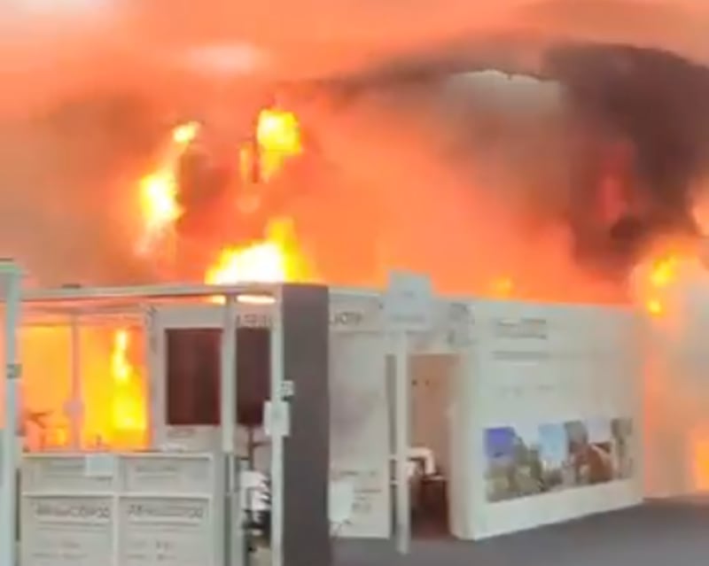 Evacuación masiva en la COP30 tras un incendio en la zona azul de Belém.