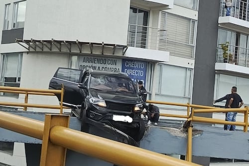Quito: Así captaron a los ocupantes del auto que quedó colgado en borde de paso elevado