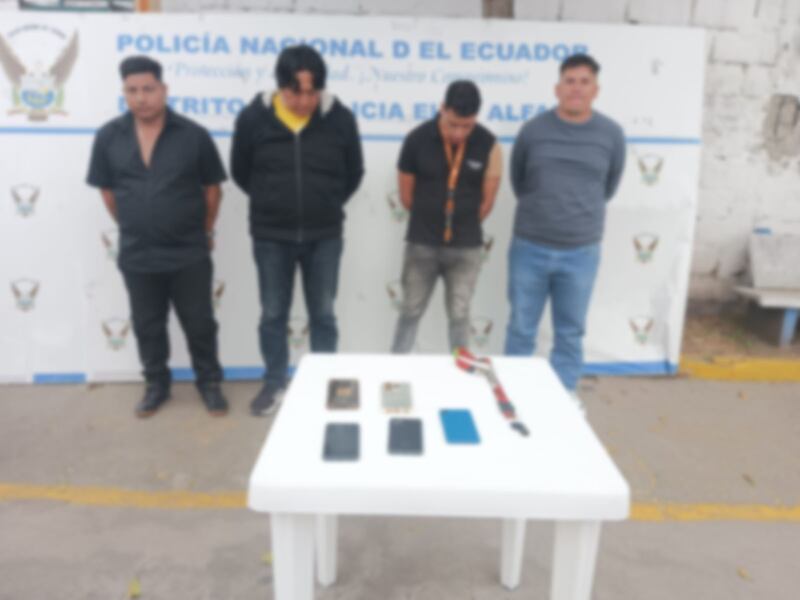 Quito: delincuentes a bordo de un taxi asaltaron a ciudadanos e intentaron secuestrarlos