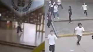 Alumnos huyen del colegio tras el tiroteo ocurrido en una escuela de Santa Fe, Argentina.