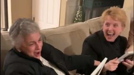 Las abuelas gritan de alegría por su primer nieto