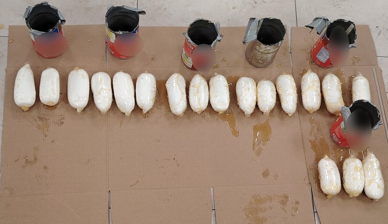 Extranjero intentó sacar cocaína en latas de sardina desde el Aeropuerto Mariscal Sucre rumbo a Cuba