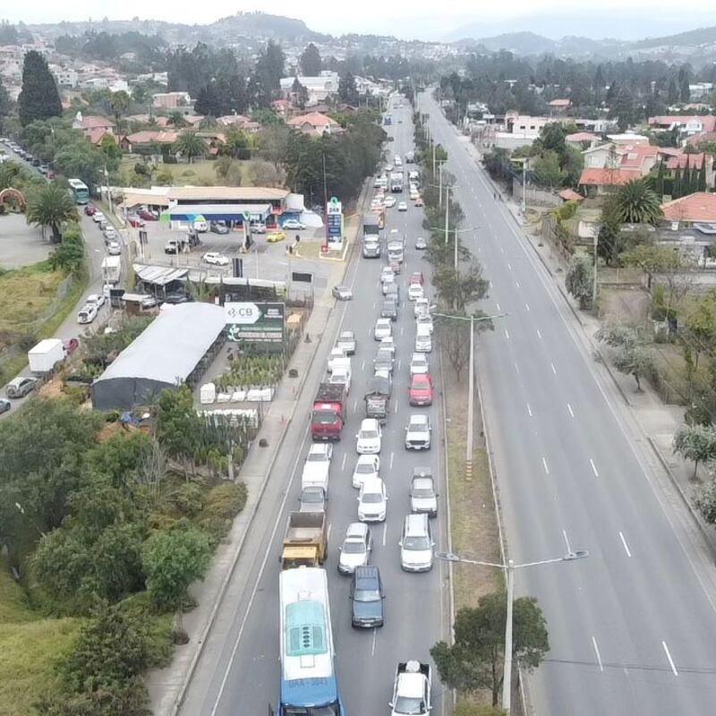 Transportistas exigen derogatoria del alza del diésel mientras bloquean la autopista en Cuenca.