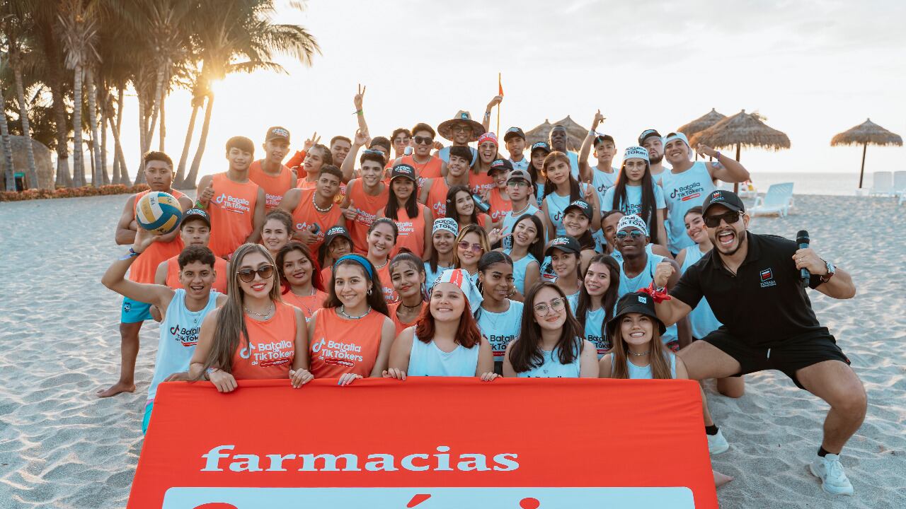 Jhonathan Estrada, capitán de equipo y los 48 Tik Tokers que participaron en el campamento de Farmacias Económicas