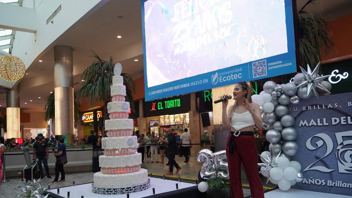 La joven artista guayaquileña Mar Rendón ofreció un recital a los asistentes.