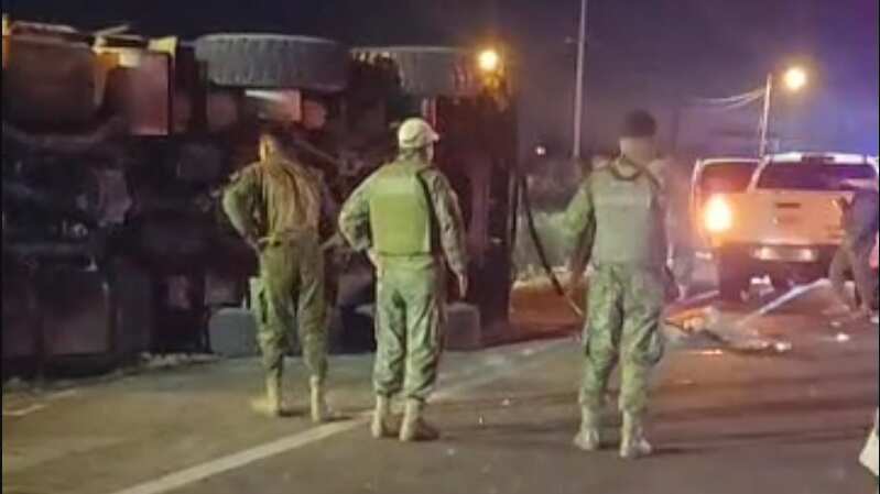Choque de bus y camión militar deja dos muertos y 41 heridos vía Guayaquil-Santa Elena