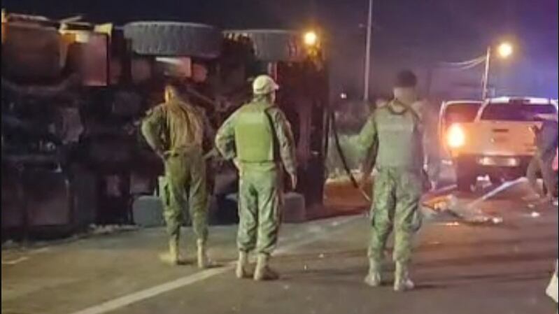 Choque de bus y camión militar deja dos muertos y 41 heridos vía Guayaquil-Santa Elena