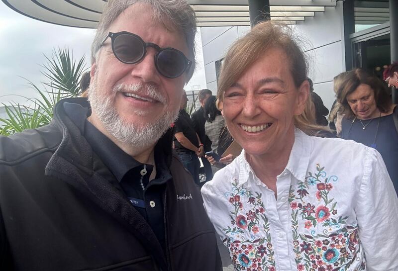 El libro es ideal para quienes buscan conocer el lado menos glamuroso y más real de Hollywood, con base en la experiencia y las vivencias de María Estévez, quien expone lo que no se ve en la alfombra roja, desde egos y excesos hasta rivalidades. Foto: cortesía.