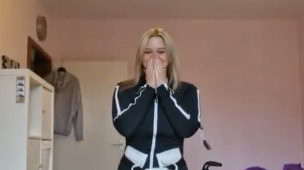Impactante avance: joven alemana con lesión medular camina tras usar traje neuromuscular y se vuelve viral