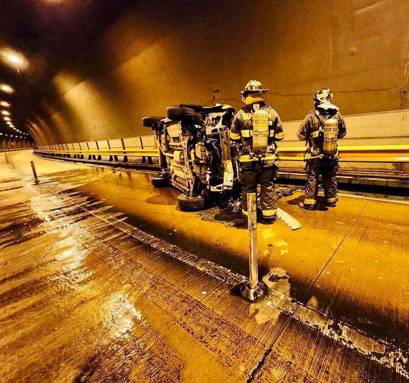 Auto se incendió en el túnel Guayasamín