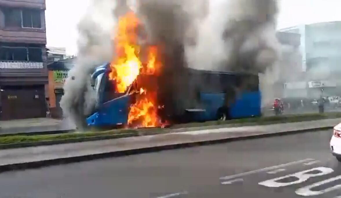 Captan momento en que se prende en llamas el bus en la Mariscal Sucre: tragedia deja dos fallecidos en Quito