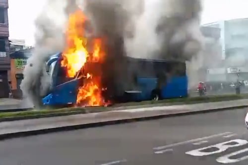 Captan momento en que se prende en llamas el bus en la Mariscal Sucre: tragedia deja dos fallecidos en Quito