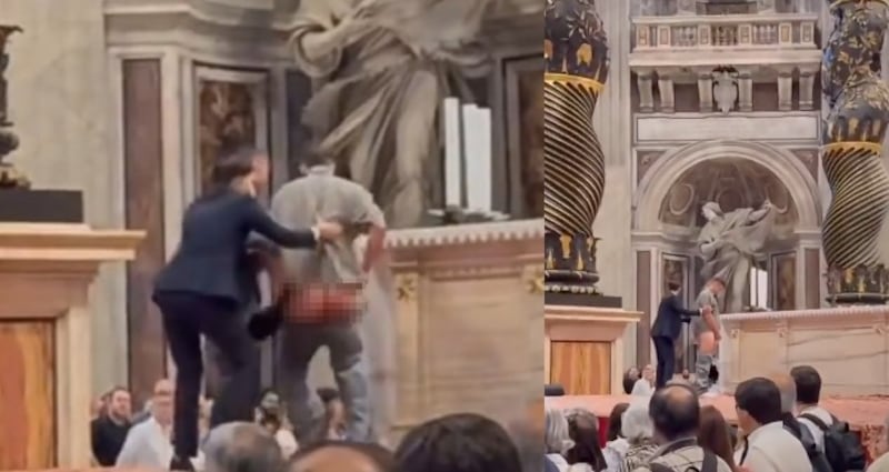Momento en que un hombre profana un altar en plena misa en el Vaticano.