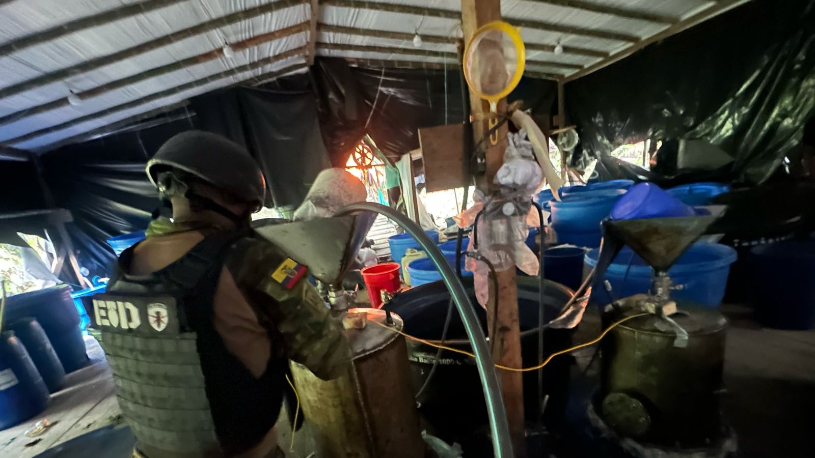 Fuerzas Armadas golpea al ‘narco’ tras quemar laboratorios de droga en la frontera con Colombia.