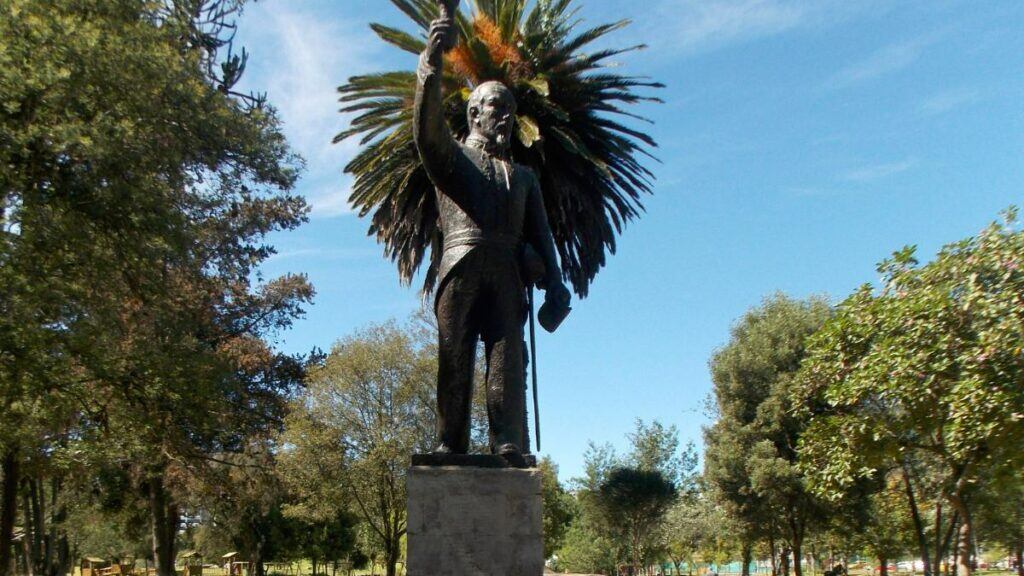Retiran Monumento de Eloy Alfaro tras ser vandalizado en el parque de El Ejido, Quito