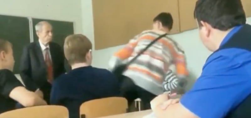 Estudiante ataca a su profesor por quitarle los audífonos