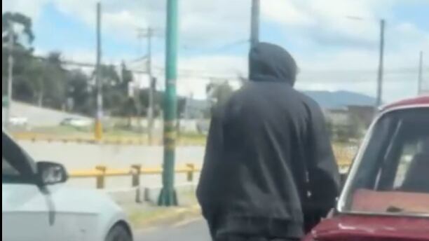Investigan video donde aparece joven armado y en carro de alta gama en el norte de Quito