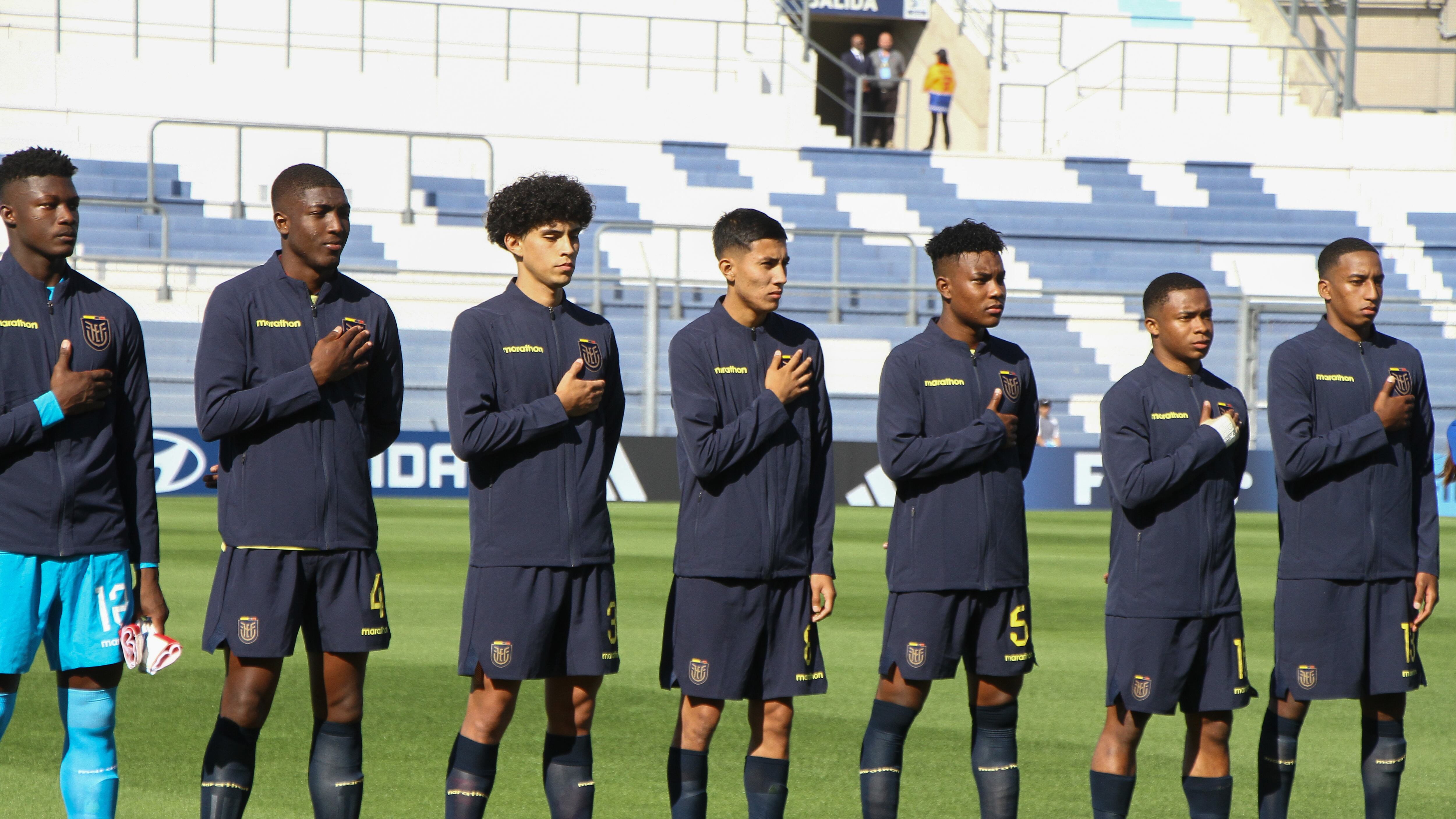 AMDEP1302. SAN JUAN (ARGENTINA), 20/05/2023.- Jugadores de Ecuador durante el himno nacional hoy, en un partido del grupo B de la Copa Mundial de Fútbol sub-20 entre Estados Unidos y Ecuador en el estadio Bicentenario en San Juan (Argentina). EFE/ Marcos Urisa