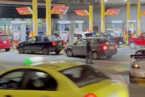 Largas filas para abastecerse de gasolina en Quito, ¿qué pasa con la extra?
