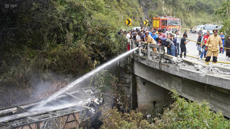 Bomberos Cuenca recibió la alerta de un accidente de tránsito (pérdida de pista y volcamiento de un bus), en la vía Cuenca - Molleturo, km 57, sector puente El Chorro.