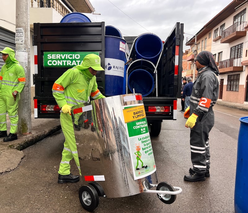 Ciudadanos participan en la socialización del proyecto de EMAC EP para una recolección de basura justa y clara en Cuenca.