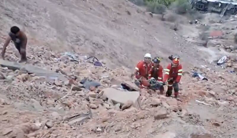 Rescatistas trabajan entre los restos del bus que cayó a un barranco en Arequipa.