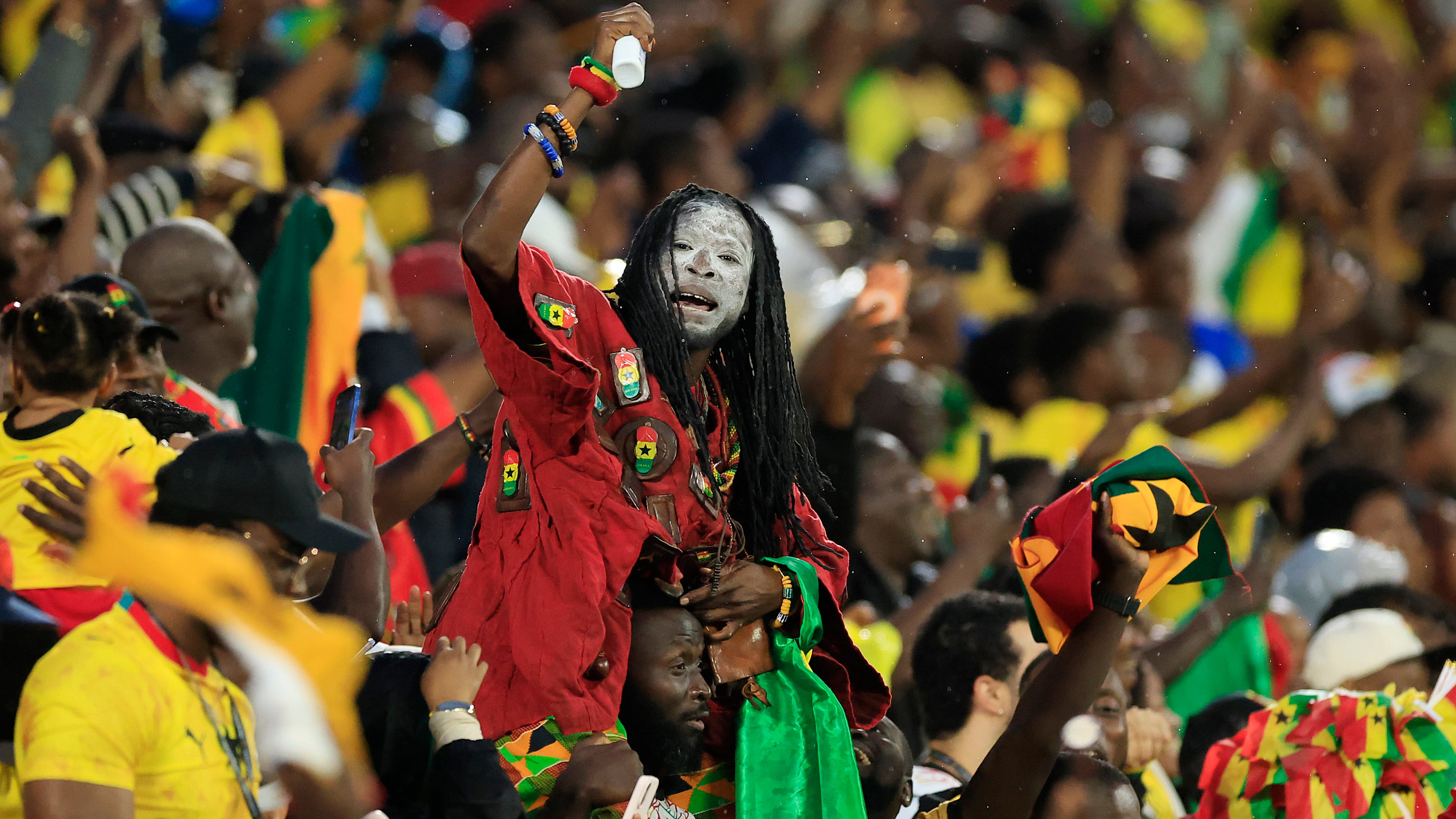 GR4112. TORONTO (CANADÁ), 17/06/2026.- Aficionados de Ghana celebran un gol este miércoles, en un partido del grupo L del Mundial de la FIFA 2026 entre Ghana y Panamá en el estadio BMO en Toronto (Canadá). EFE/ Bienvenido Velasco