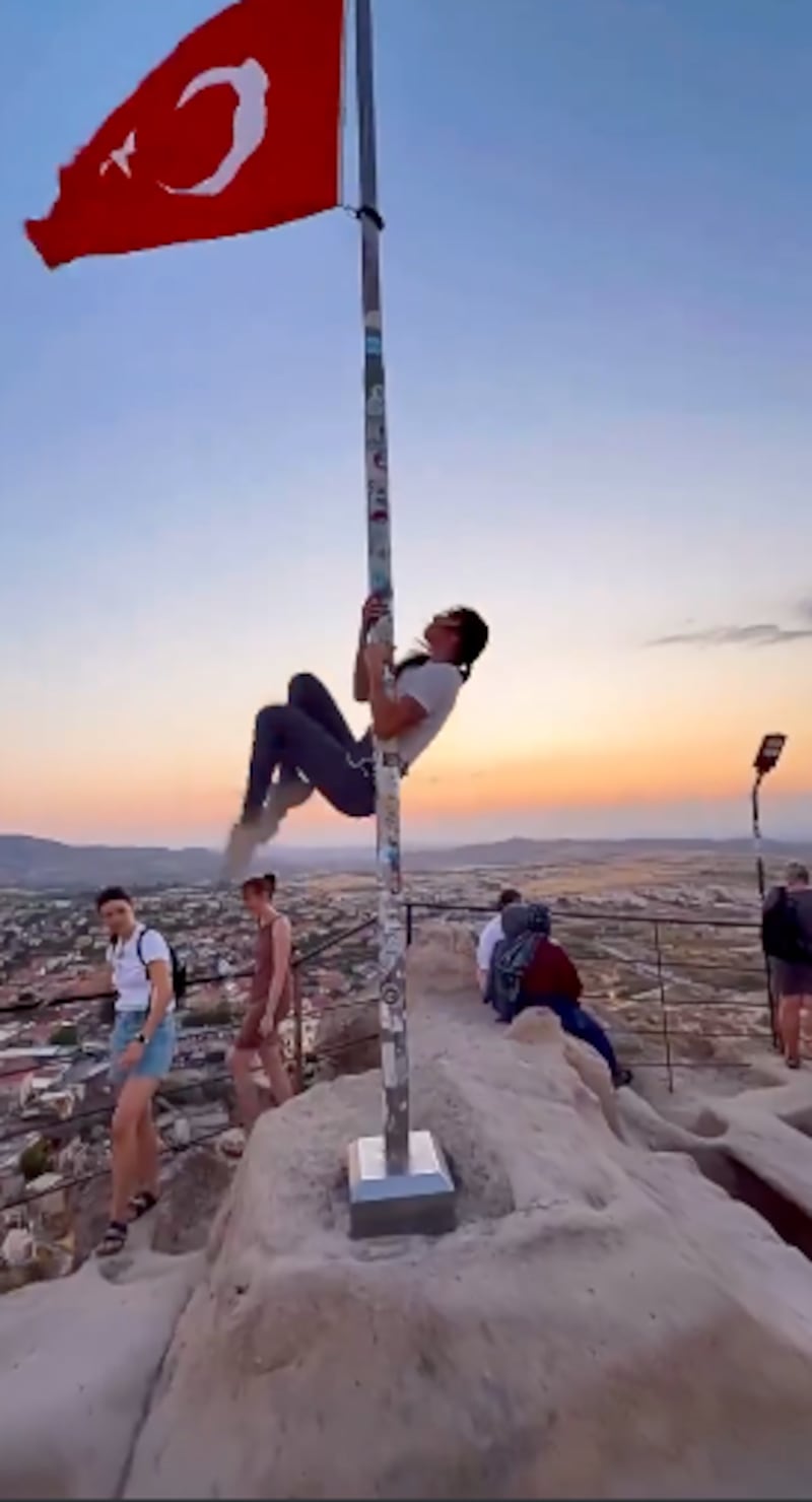 Turista extranjera enfrenta investigación tras realizar pole dance en el asta de una bandera turca en Uçhisar, Capadocia.