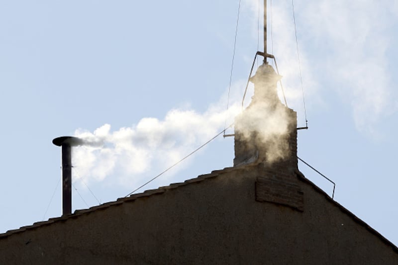 Humo blanco saliendo de la Capilla Sixtina, indicando que ya se escogió un nuevo papa.