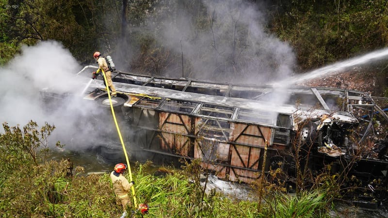Bomberos Cuenca recibió la alerta de un accidente de tránsito (pérdida de pista y volcamiento de un bus), en la vía Cuenca - Molleturo, km 57, sector puente El Chorro.
