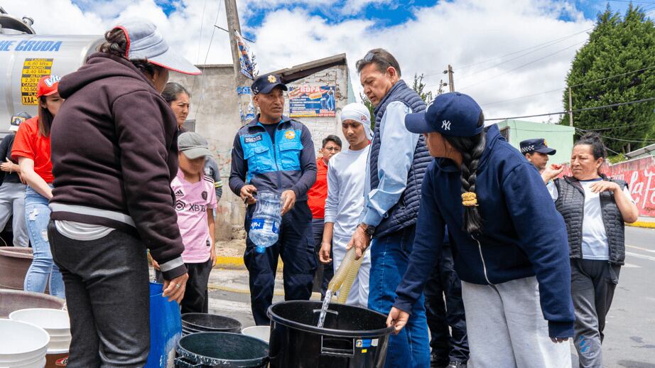 Colaboradores de Vita Alimentos junto a familias del sur de Quito