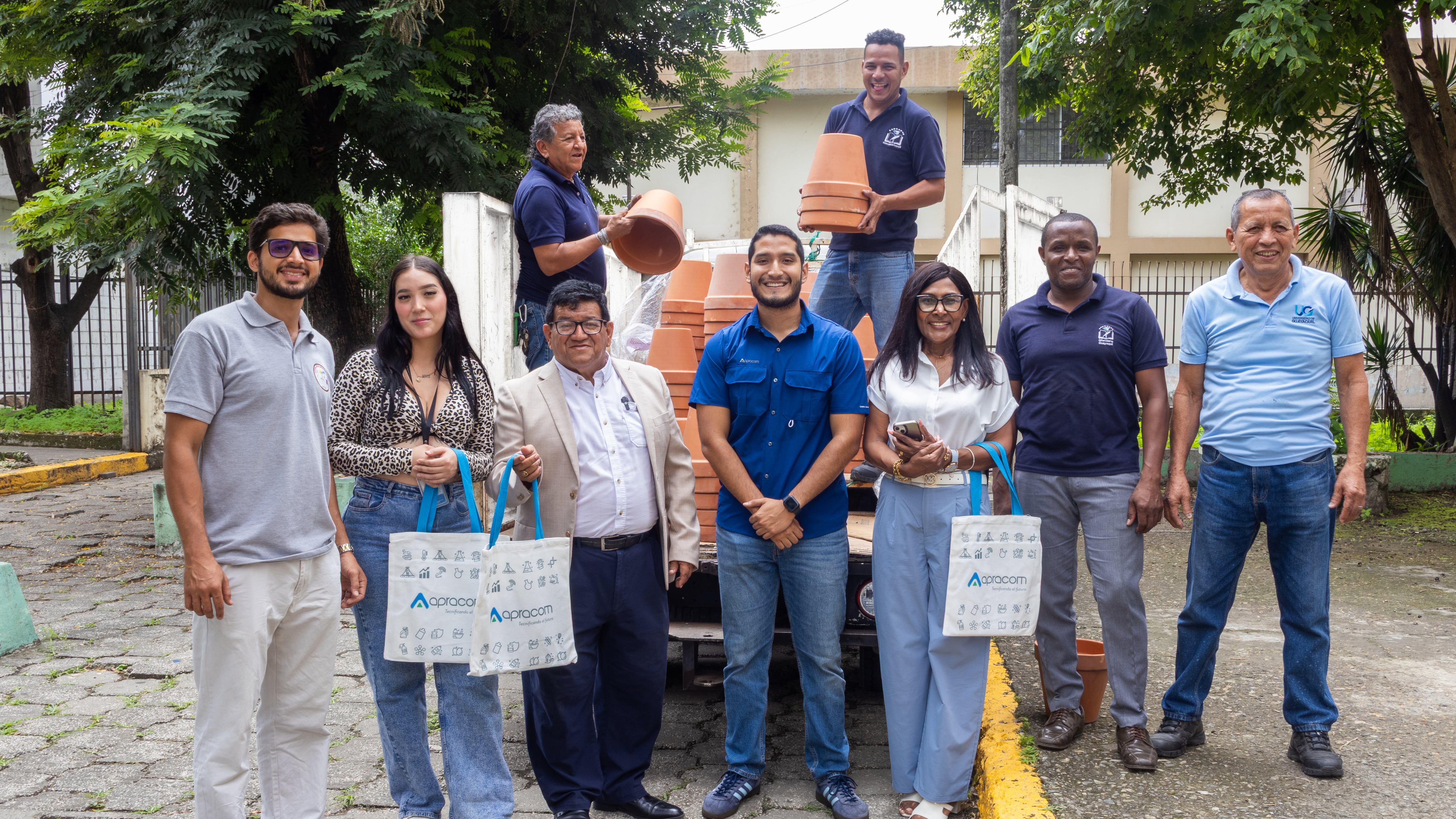 Apracom impulsa la sostenibilidad en instituciones del país con la donación de más de 4.000 maceteros