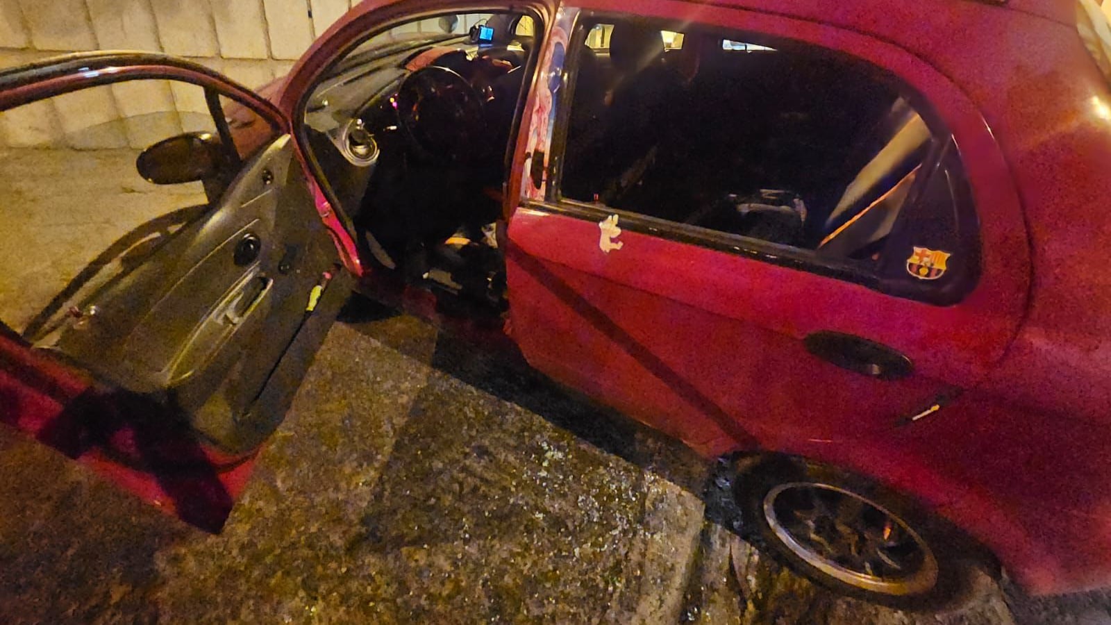 Tras persecución, vehículo se chocó contra un muro y Policía liberó a víctima de secuestro exprés en el norte de Quito