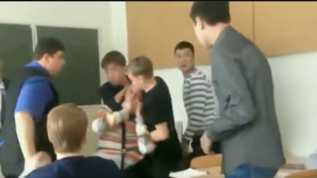 estudiante golpea profesor