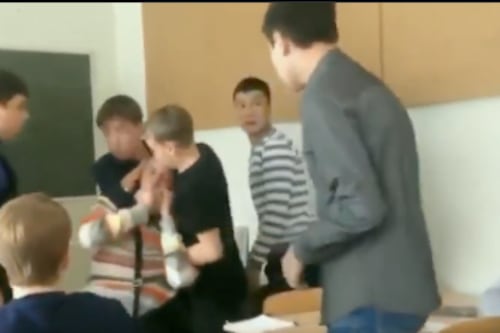 Video viral: estudiante ataca a su profesor por quitarle los audífonos