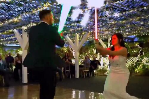 ¡Inspirado en Star Wars!: Pareja de recién casados cambia el tradicional baile de boda por un duelo de sables de luz
