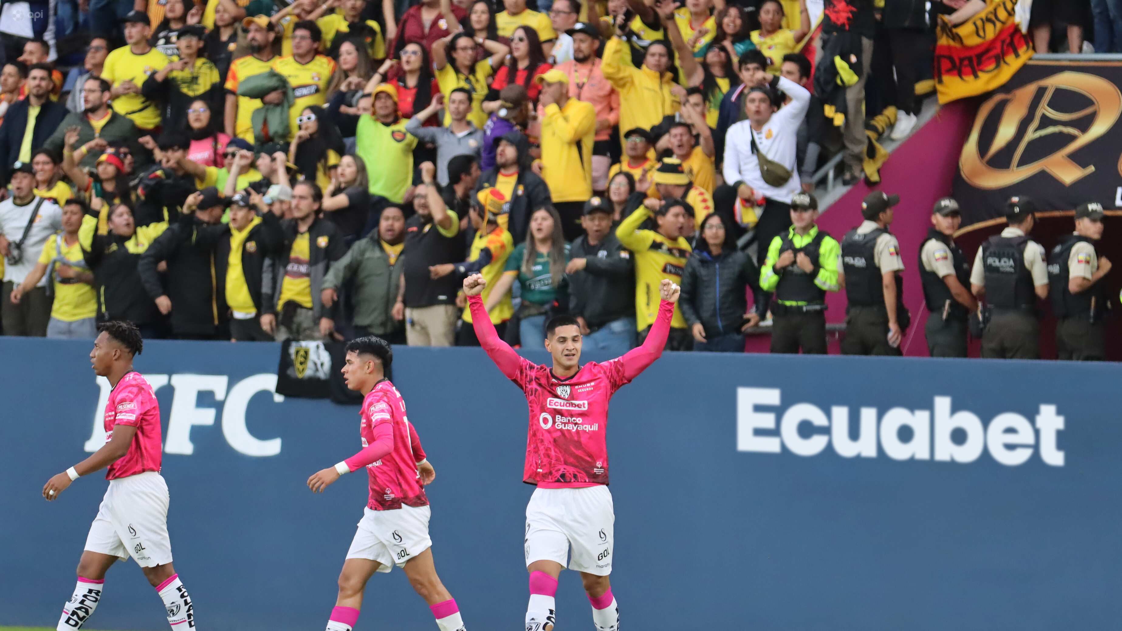 Renzo López con el Independiente del Valle ante Barcelona